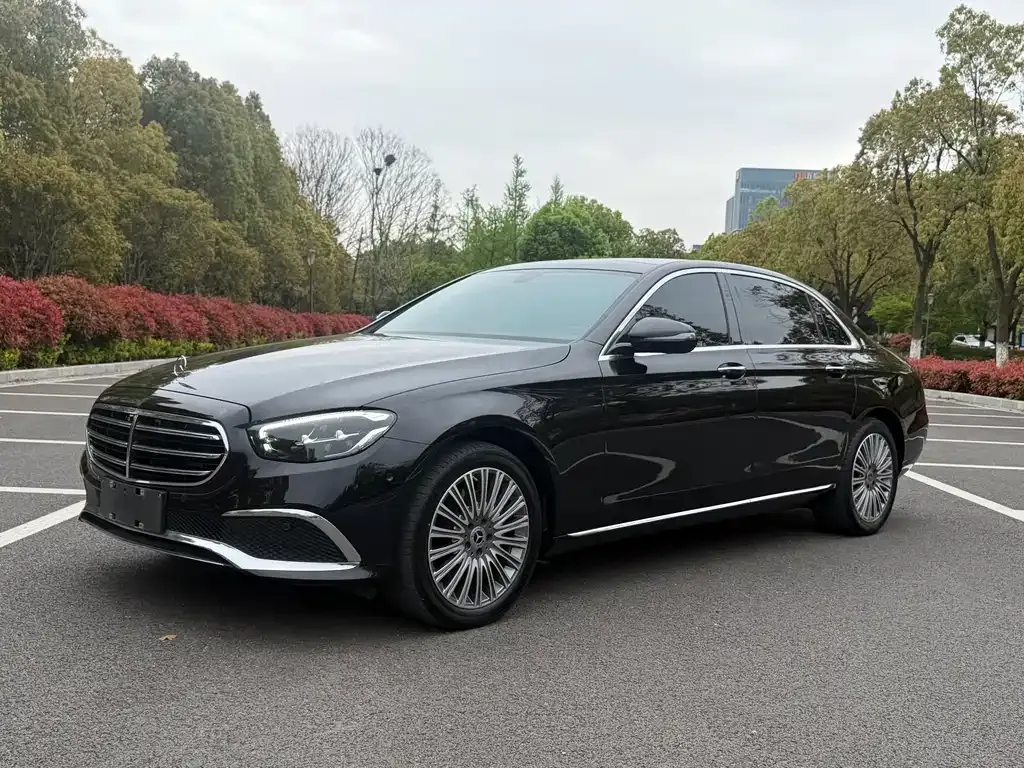 Mercedes-Benz E-Class — фото 1
