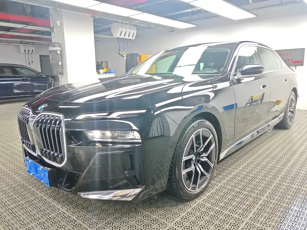 BMW 7 Series — фото 1