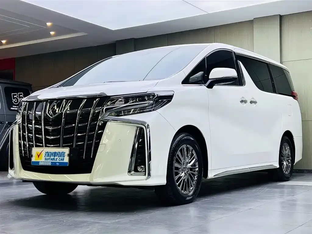 Toyota Alphard — фото 1