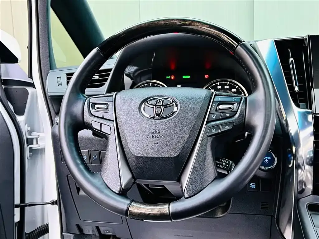 Toyota Alphard — фото 7