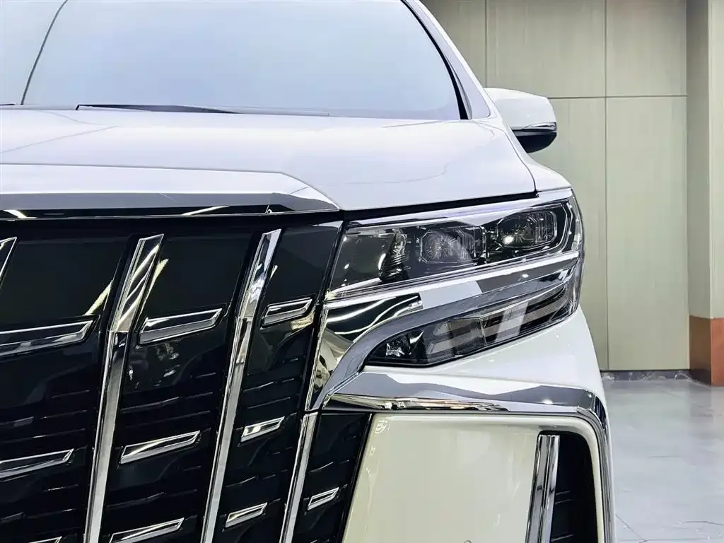 Toyota Alphard — фото 4
