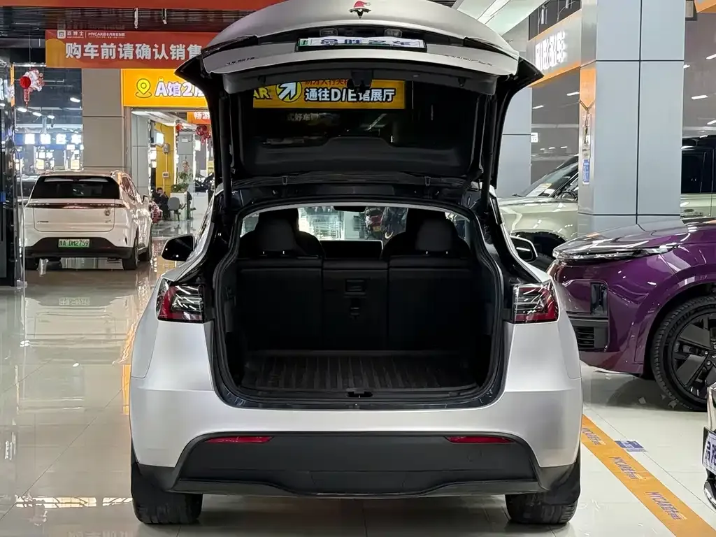 Tesla Model Y — фото 10