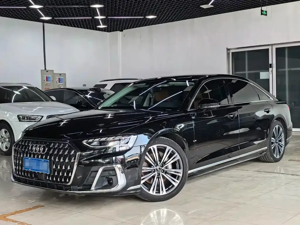 Audi A8 — фото 1