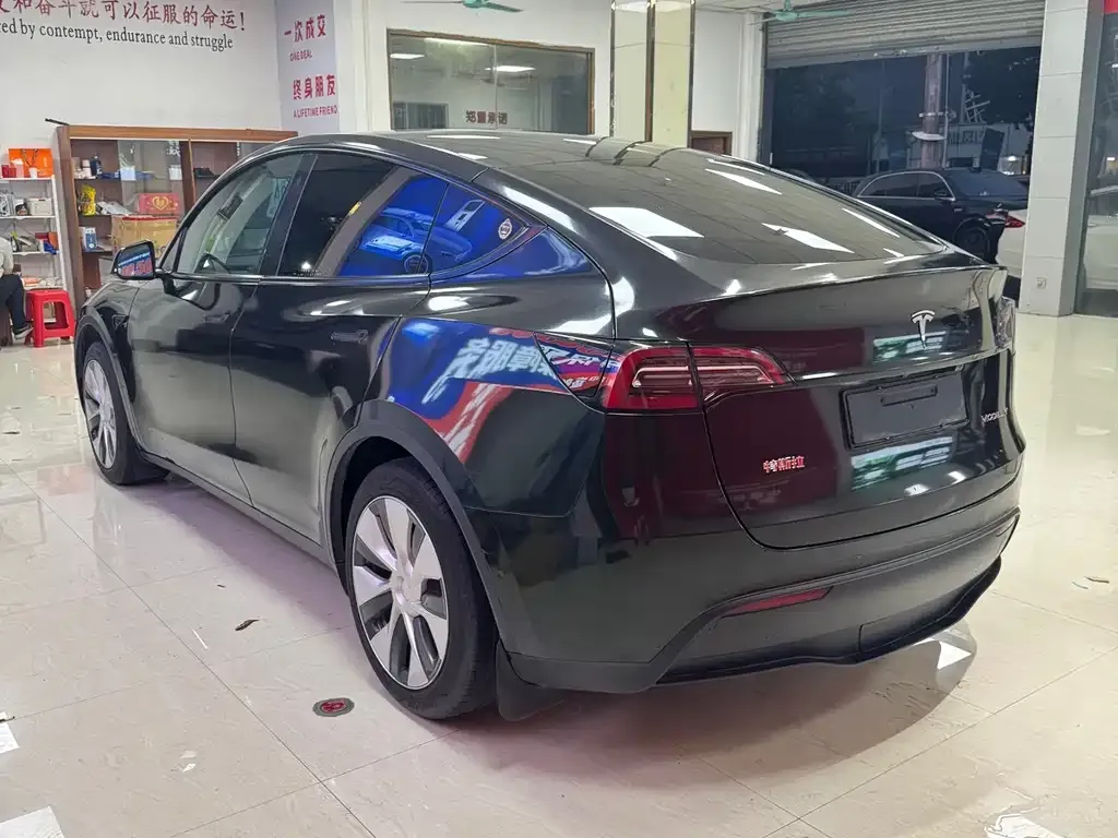 Tesla Model Y — фото 10
