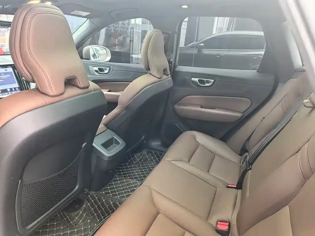 Volvo XC60 — фото 10