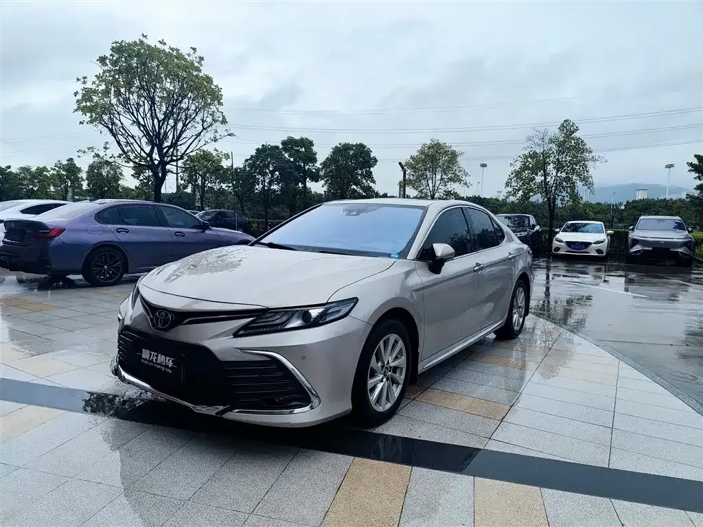 Toyota Camry — фото 1