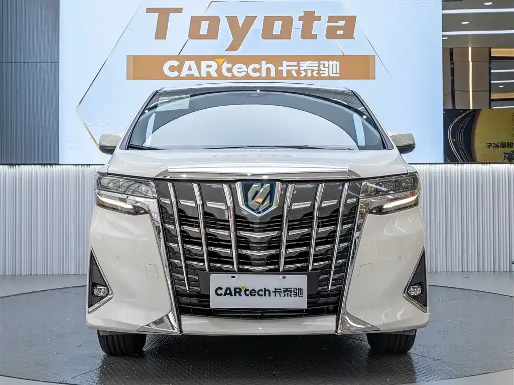 Toyota Alphard — фото 1