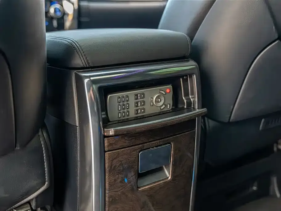 Toyota Alphard — фото 10
