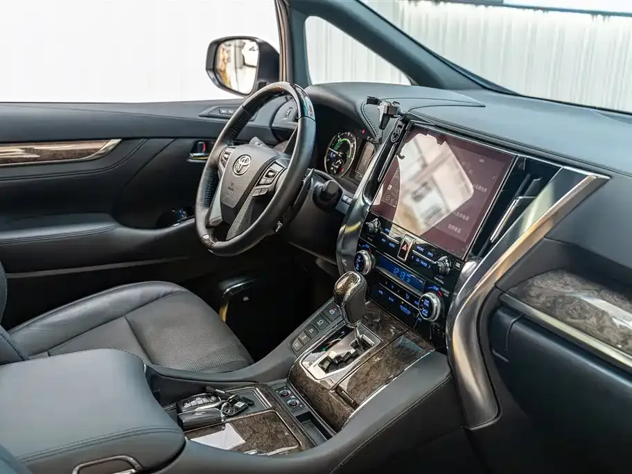 Toyota Alphard — фото 7