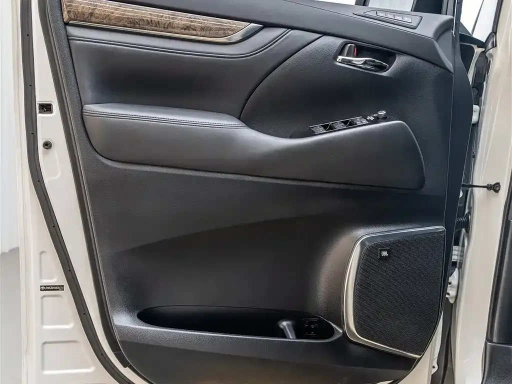 Toyota Alphard — фото 8