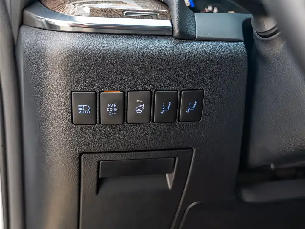Toyota Alphard — фото 6