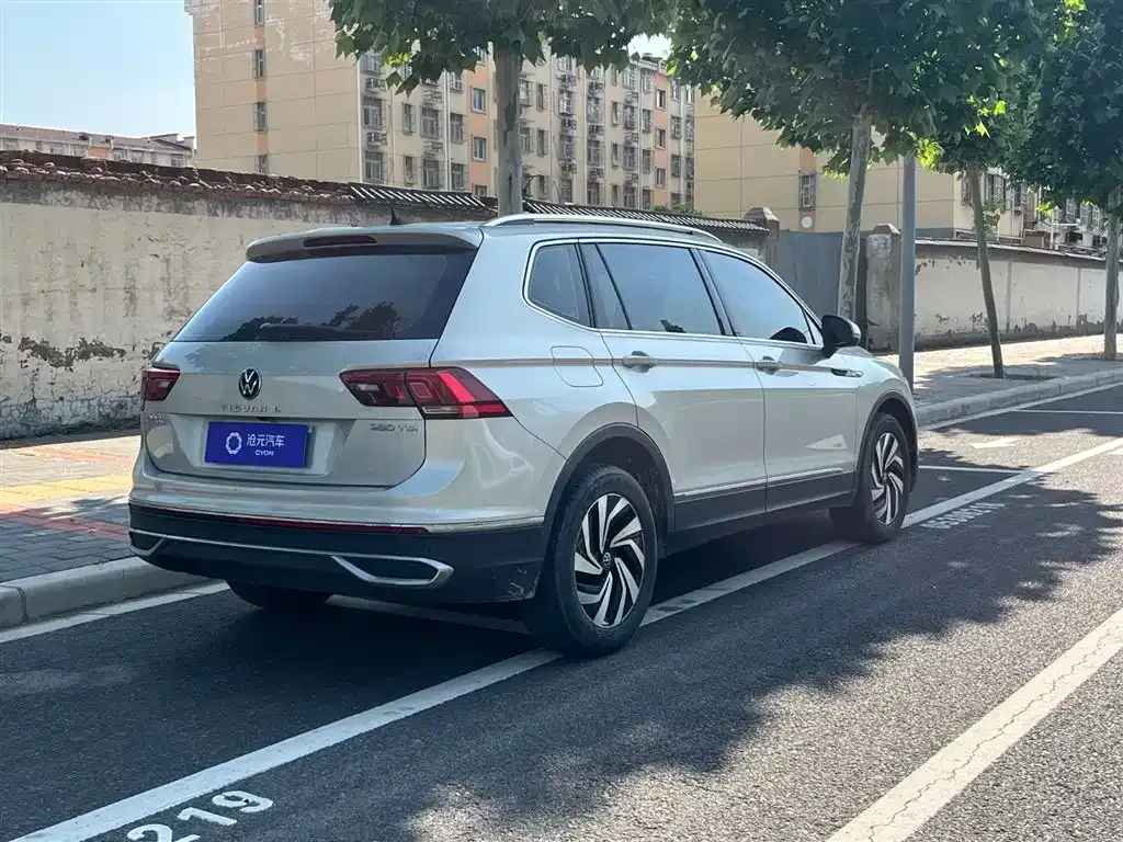 Volkswagen Tiguan L — фото 10