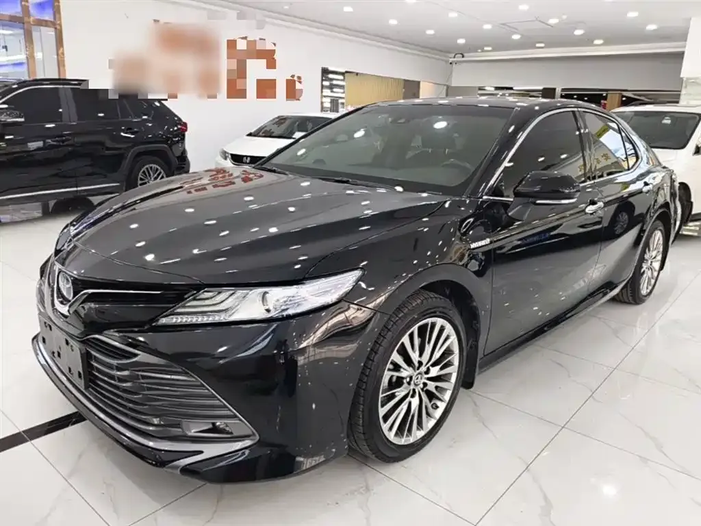 Toyota Camry — фото 1
