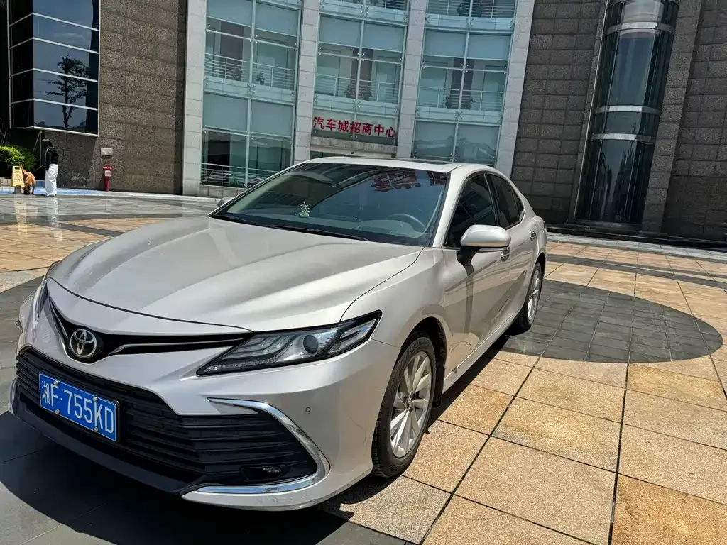 Toyota Camry — фото 1