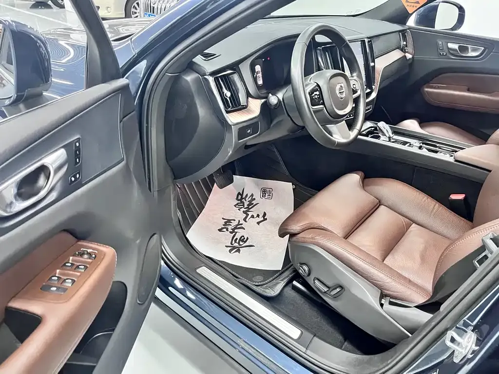 Volvo XC60 2024 из CN, фото 8
