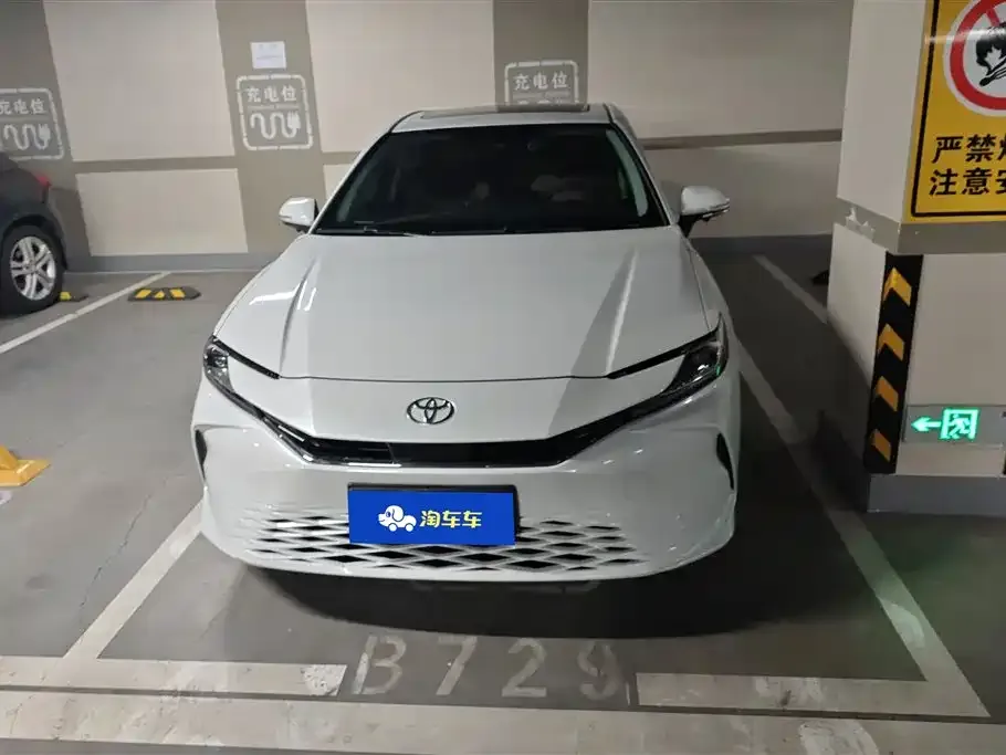 Toyota Camry — фото 5