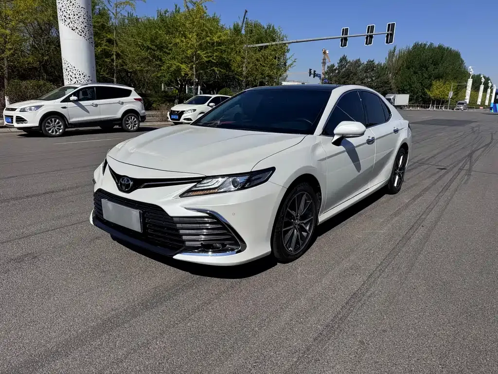Toyota Camry — фото 1