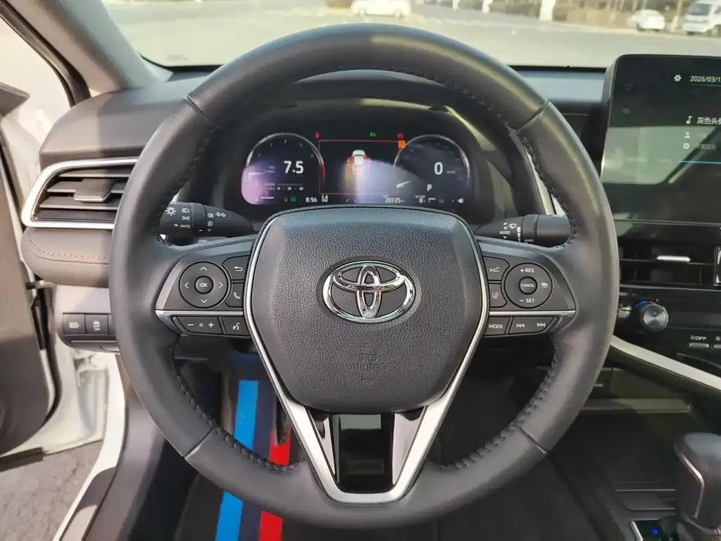 Toyota Camry — фото 3