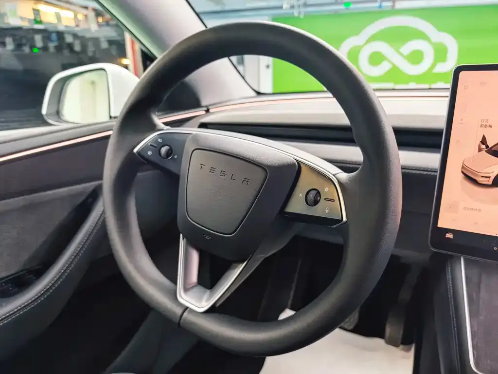 Tesla Model Y — фото 8