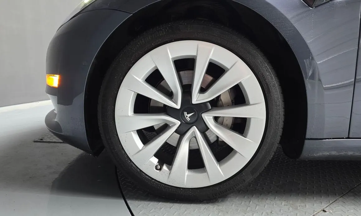 Tesla Model 3 — фото 4