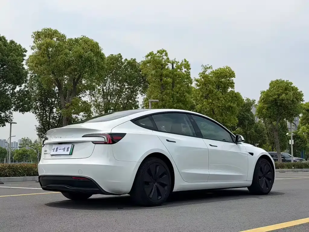 Tesla Model 3 — фото 4