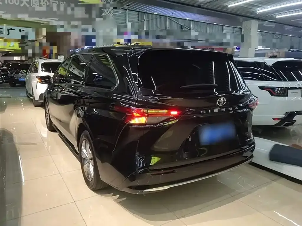 Toyota Sienna — фото 9