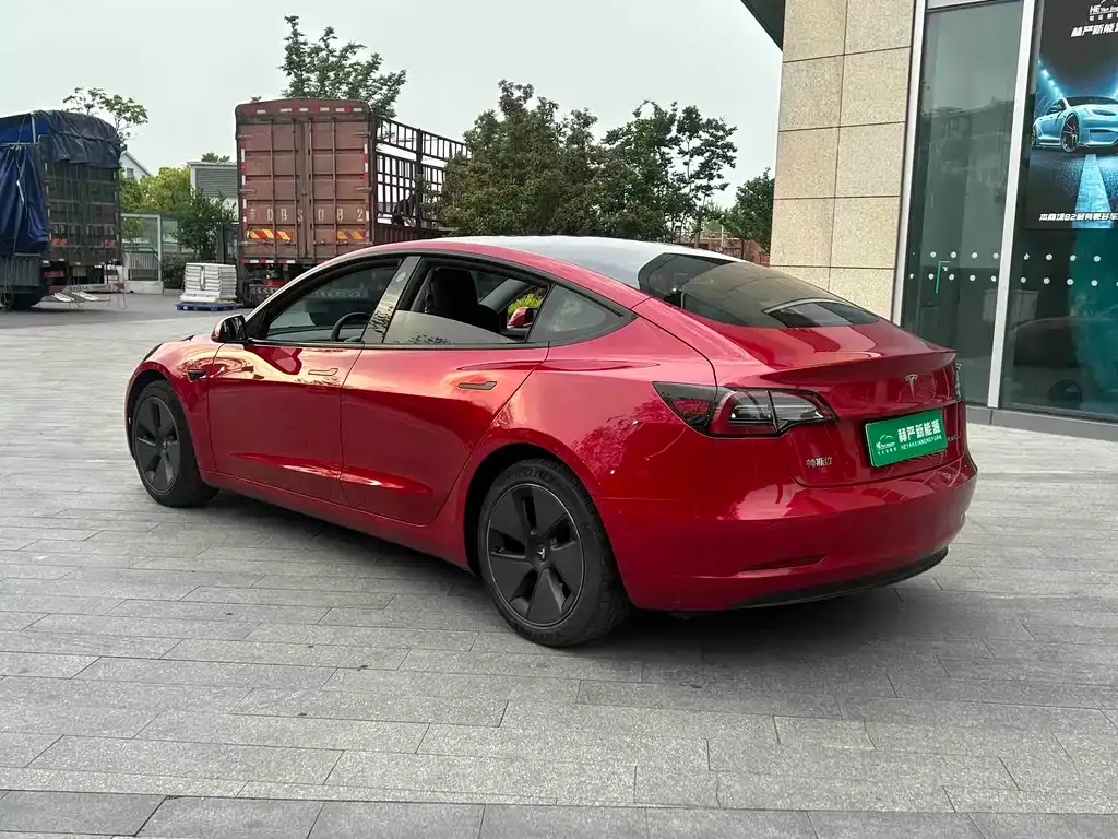 Tesla Model 3 — фото 4