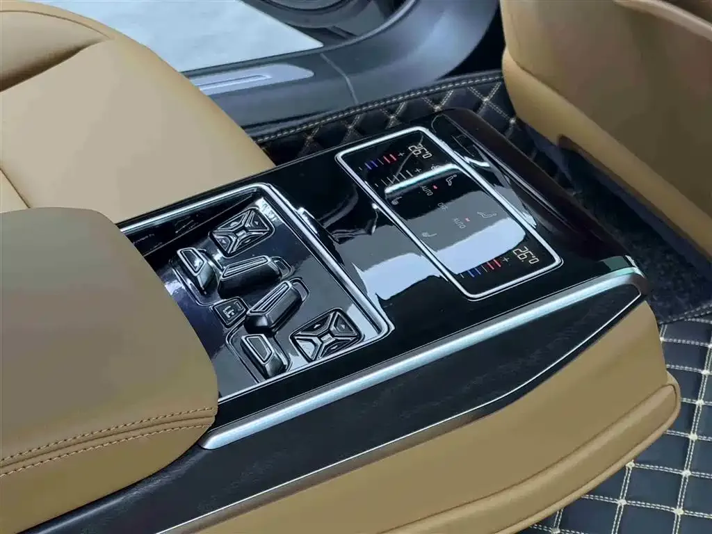 Audi A8 — фото 5