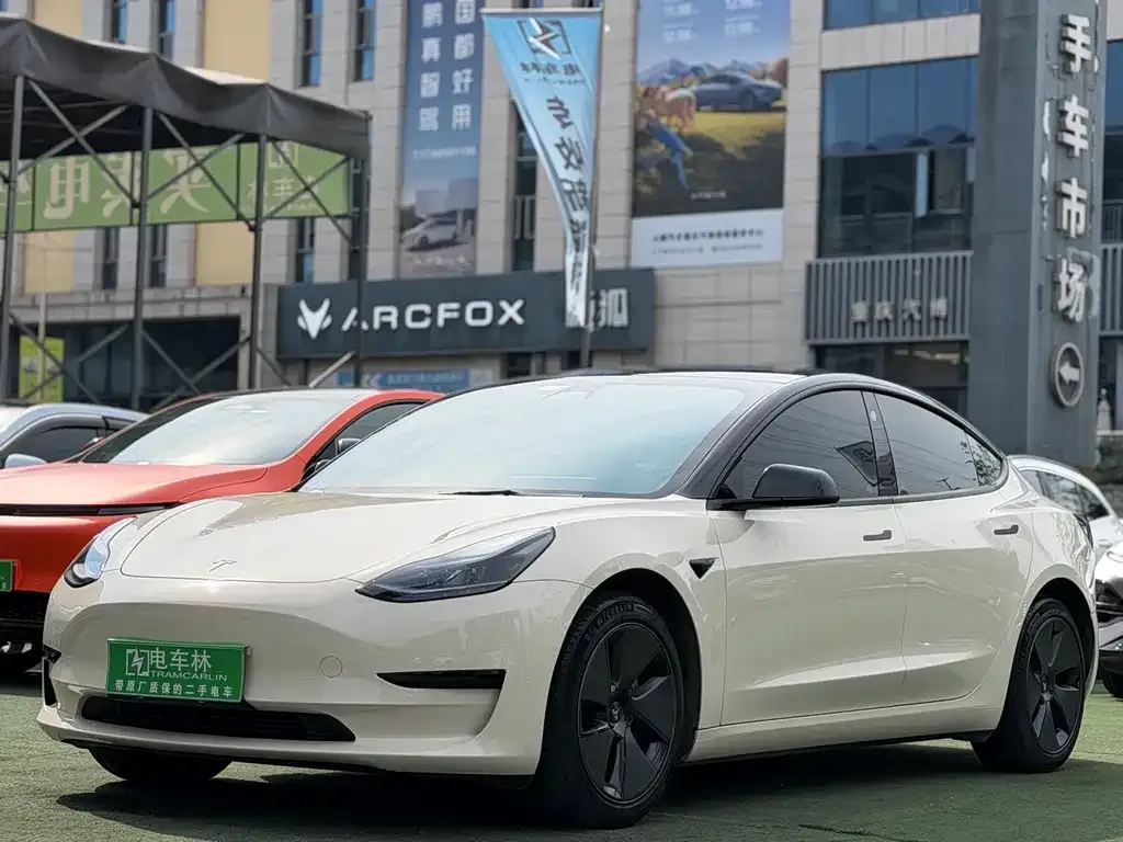 Tesla Model 3 — фото 1