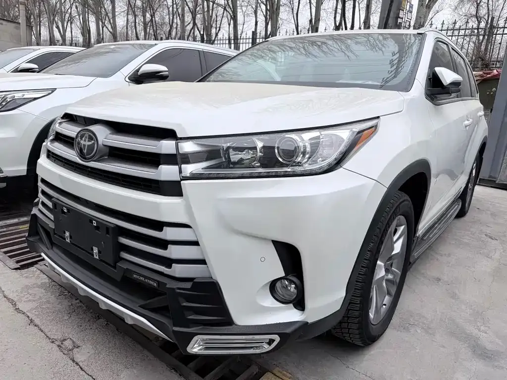 Toyota Highlander — фото 1