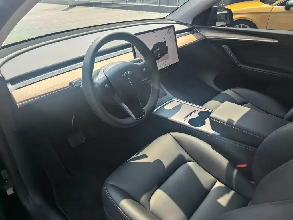 Tesla Model Y — фото 9
