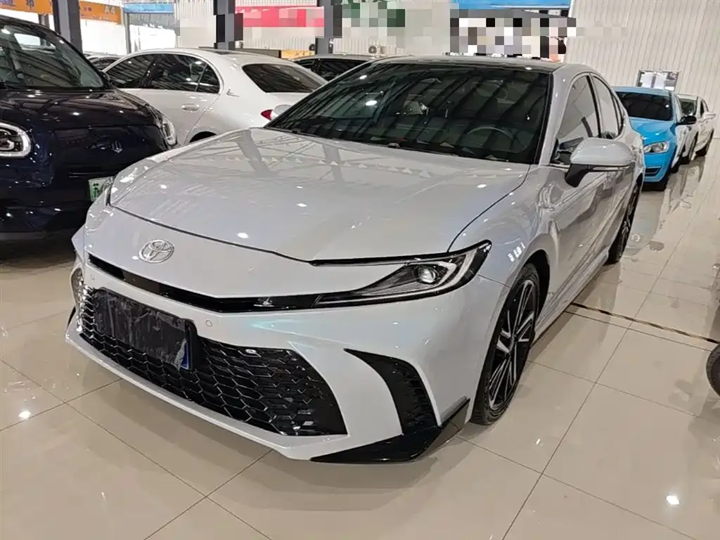 Toyota Camry — фото 1