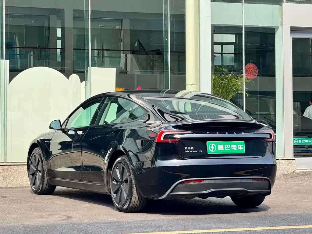 Tesla Model 3 — фото 4