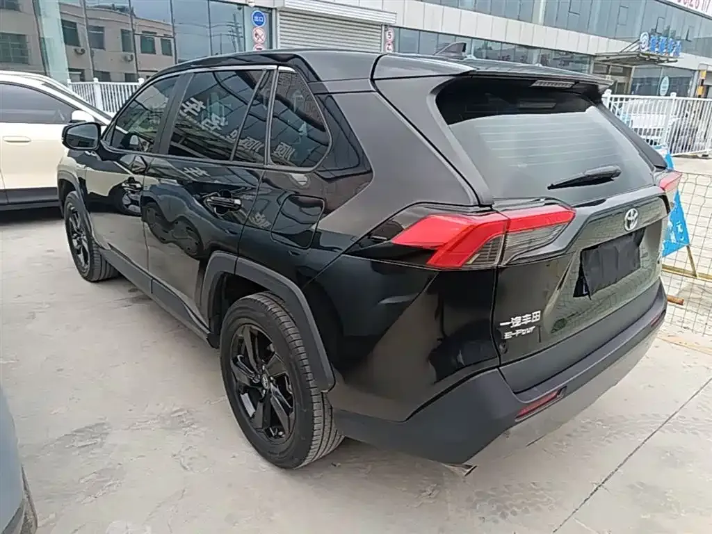 Toyota RAV4 — фото 7