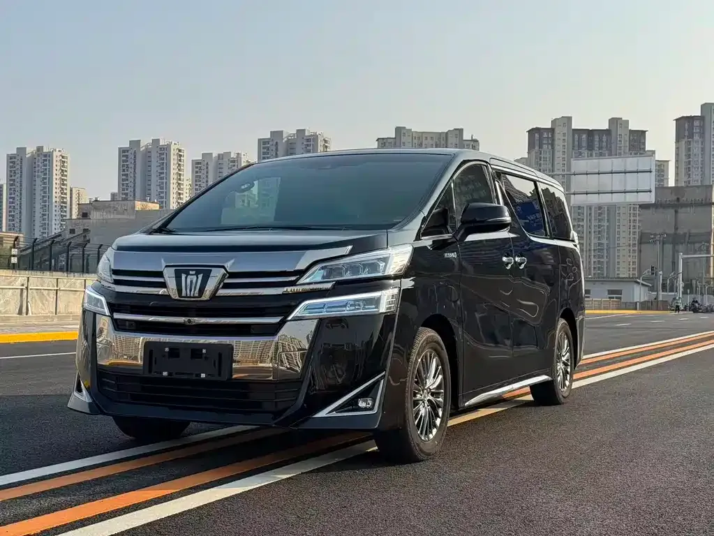 Toyota Vellfire — фото 1