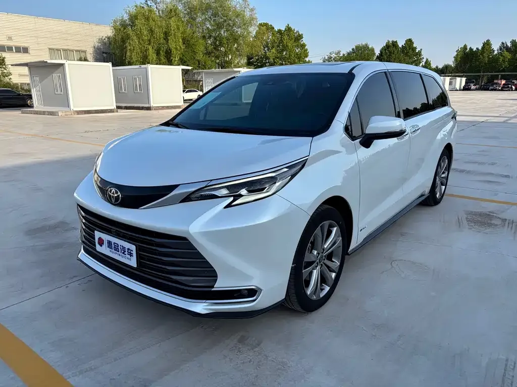 Toyota Sienna — фото 1