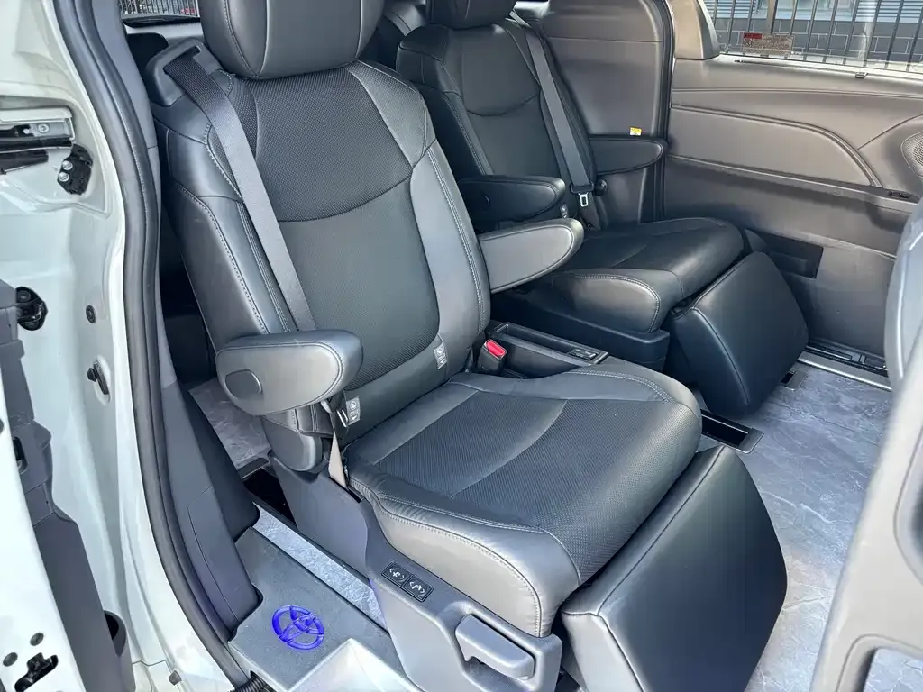 Toyota Sienna — фото 3