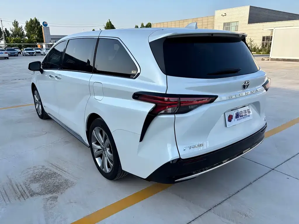 Toyota Sienna — фото 2