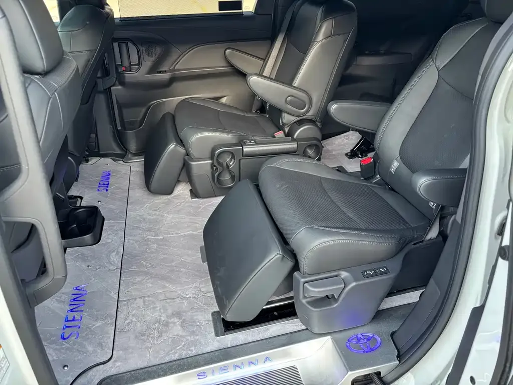 Toyota Sienna — фото 4