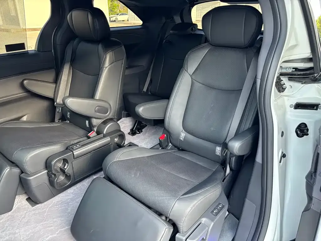 Toyota Sienna — фото 8