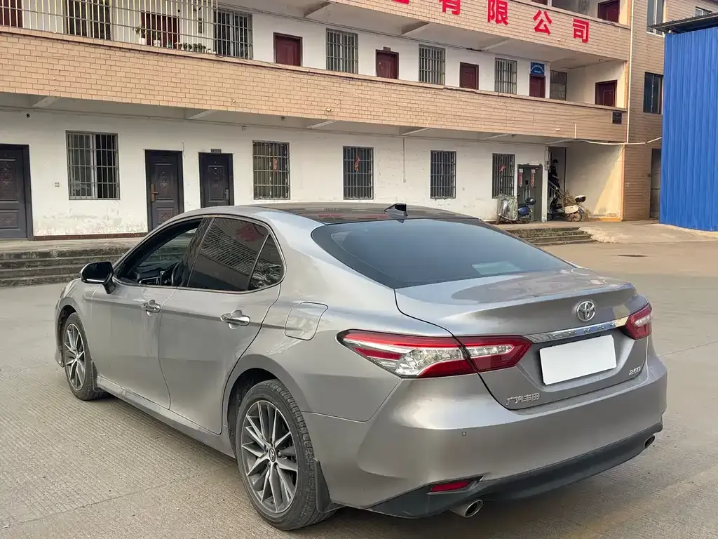 Toyota Camry — фото 5