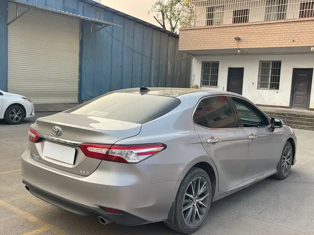 Toyota Camry — фото 9