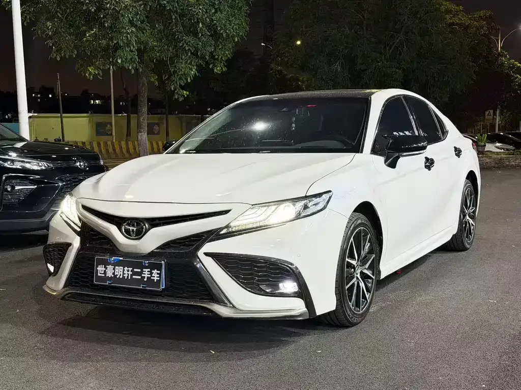 Toyota Camry — фото 1