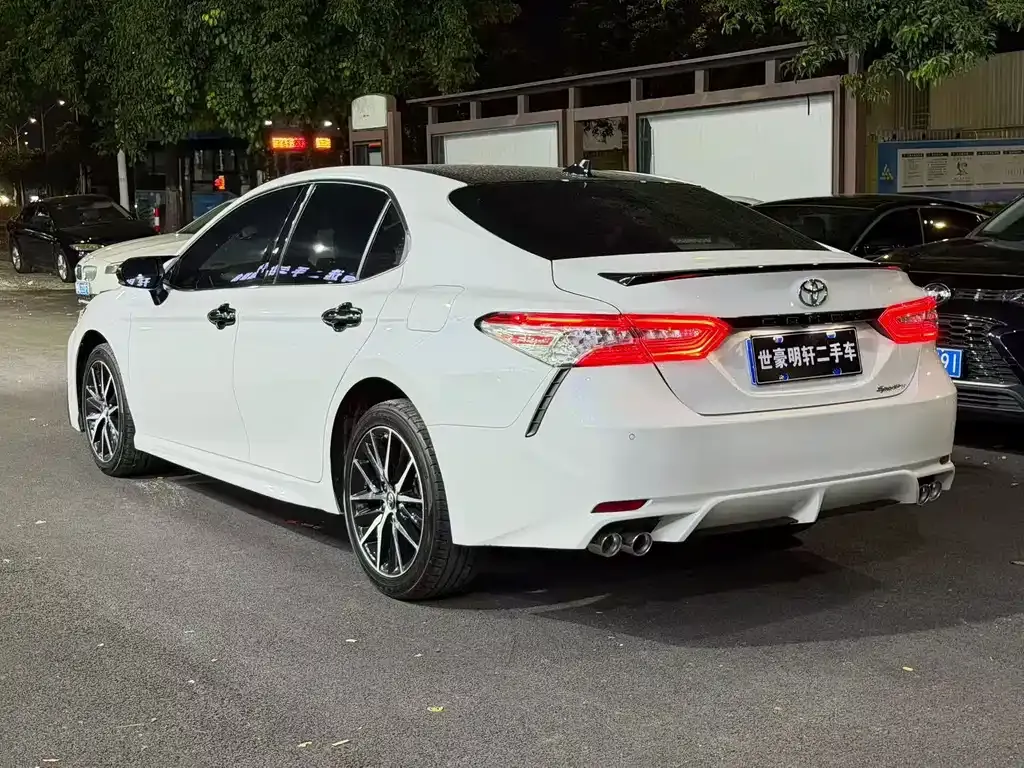 Toyota Camry — фото 6