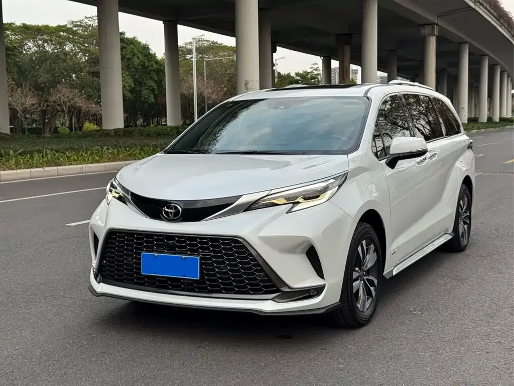 Toyota Granvia — фото 1