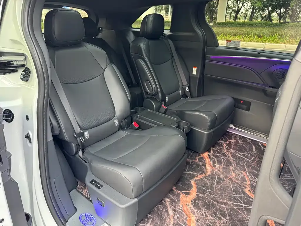 Toyota Granvia — фото 2