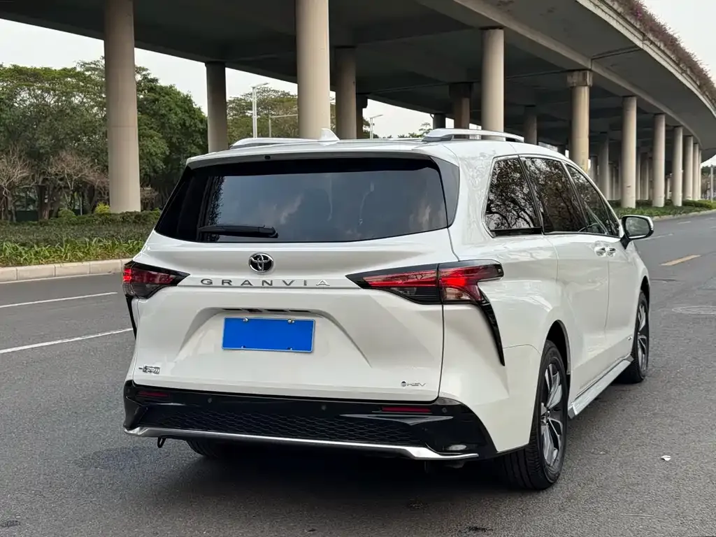 Toyota Granvia — фото 6