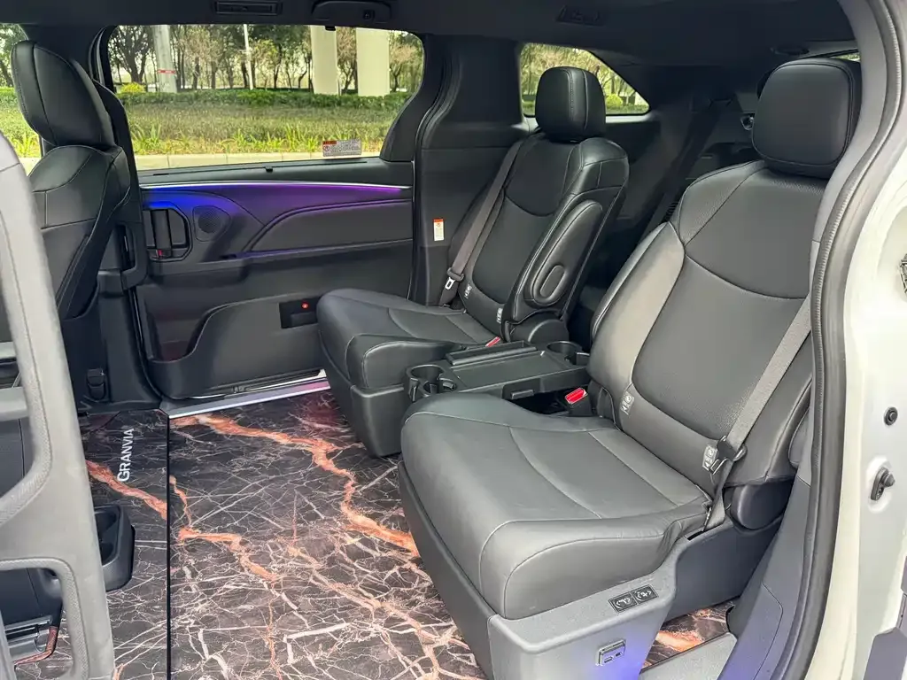 Toyota Granvia — фото 4