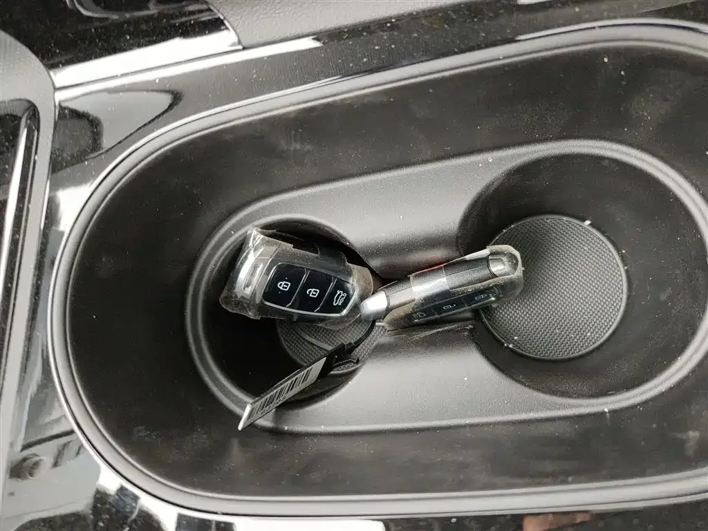 Hyundai Elantra — фото 3