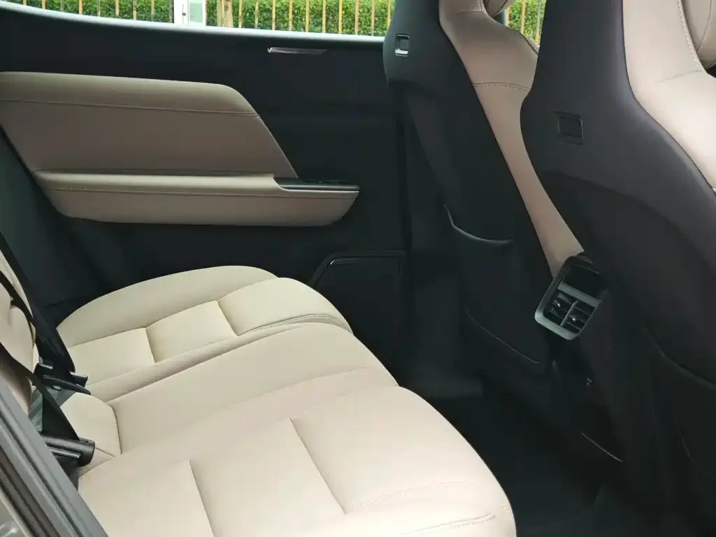 Volvo XC70 Plug-in Hybrid 2025 из CN, фото 9